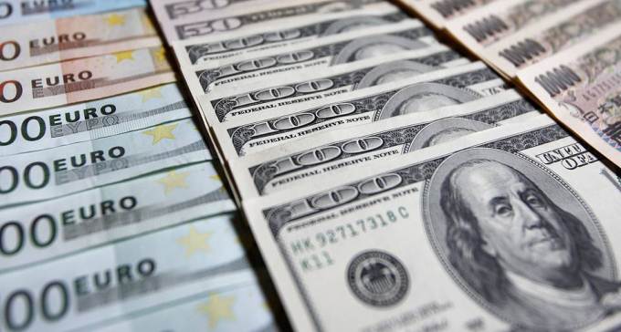 Valuta po hyn nga te gjitha drejtimet; Monedha europiane bie sot nen 126 leke